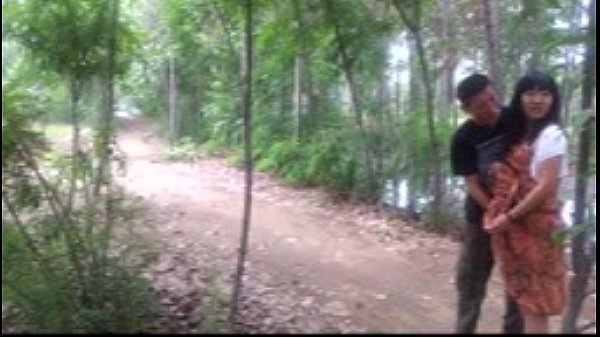 china 山东阳谷夏天小情侣树林